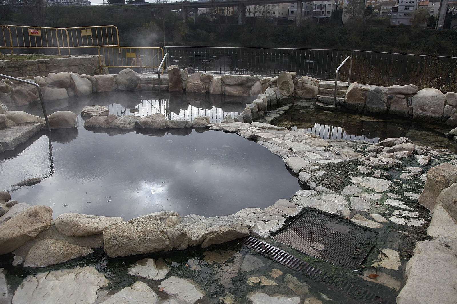Muíño da Veiga con algún bañista valiente.