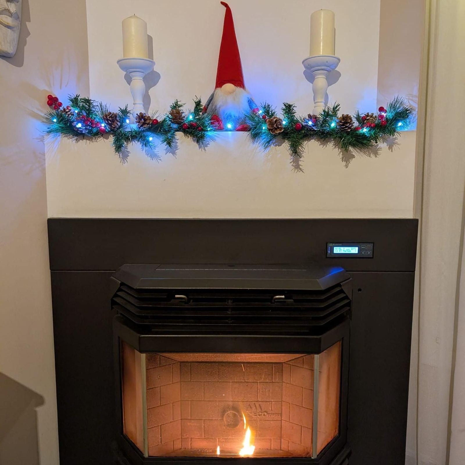 Las estufas, sean naturales o de pellets, son un elemento decorativo que puede hacer nuestra casa muy navideña.