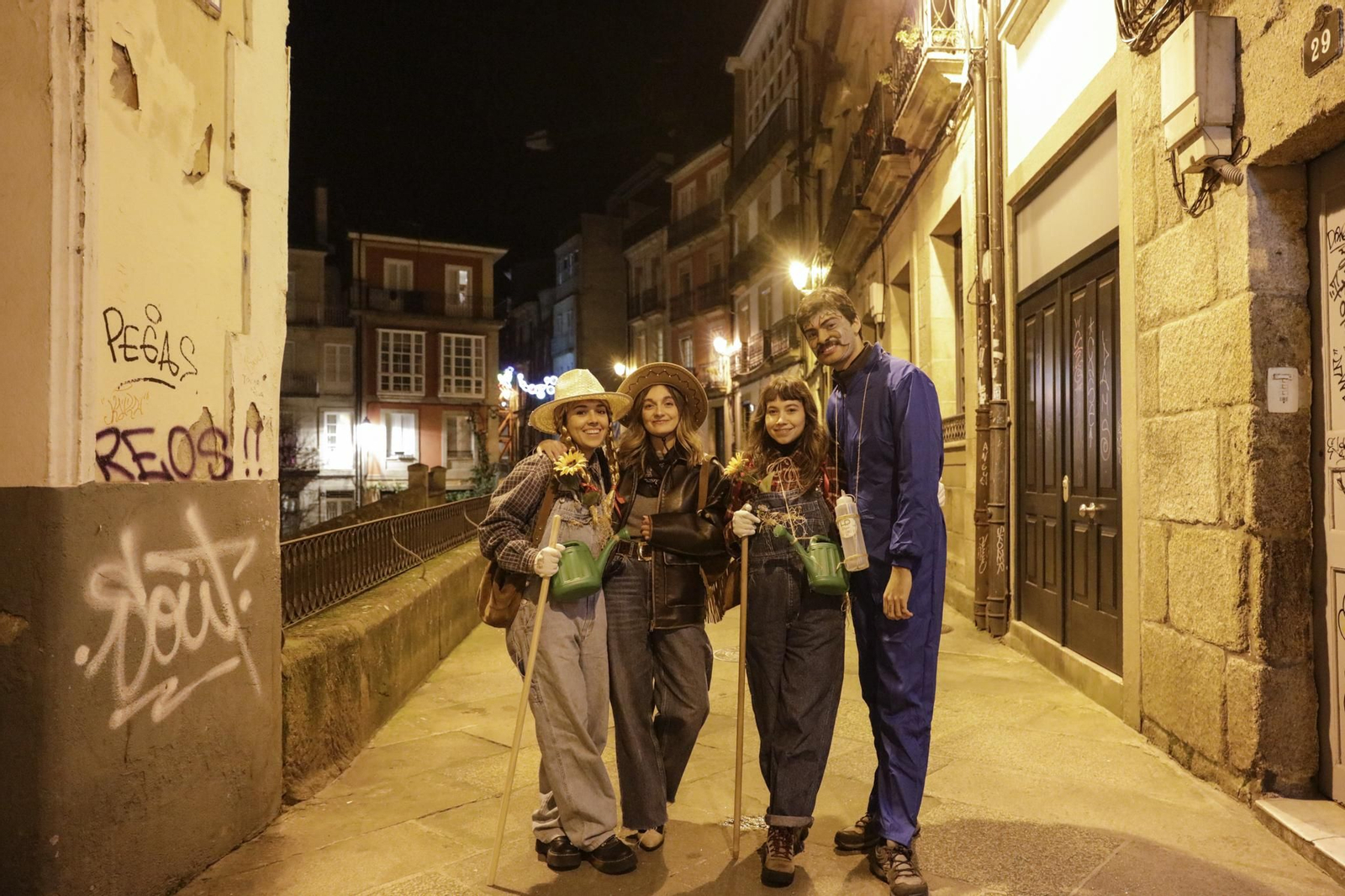 Galería | La ciudad respira Entroido en todas sus calles a la espera del desfile