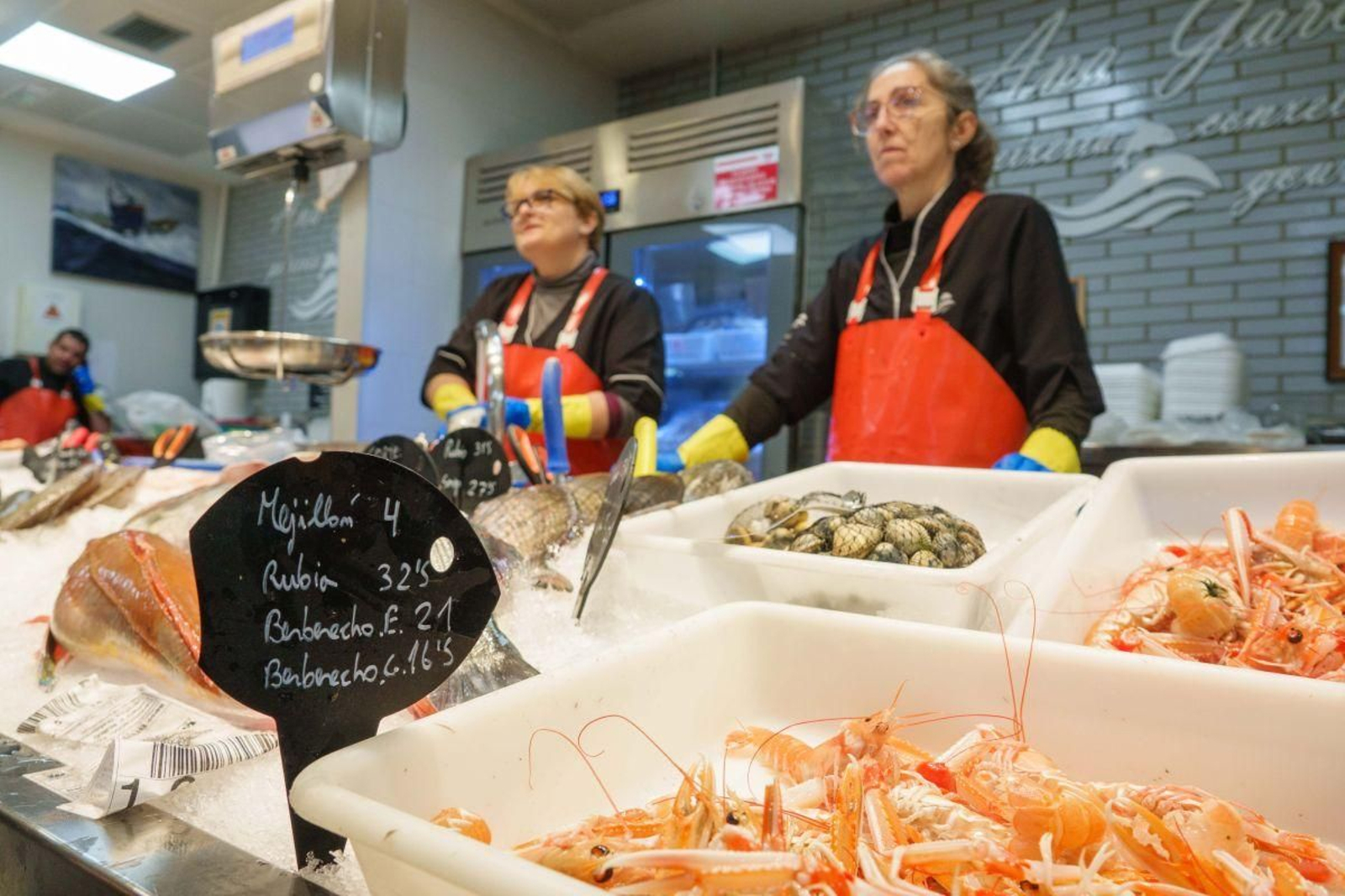 Cigalas, berberechos y mejillones, por las nubes ayer tras no cesar las condiciones climatológicas adversas