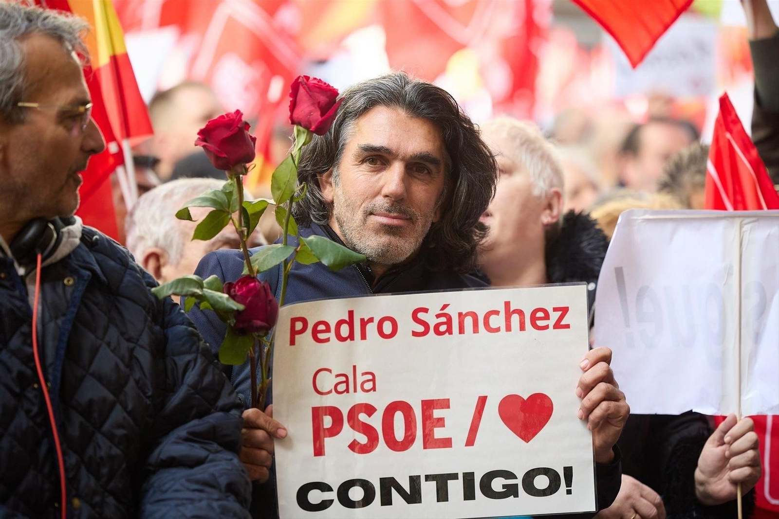 Un hombre sujeta un cartel durante una concentración en la calle de Ferraz en apoyo al presidente del Gobierno,