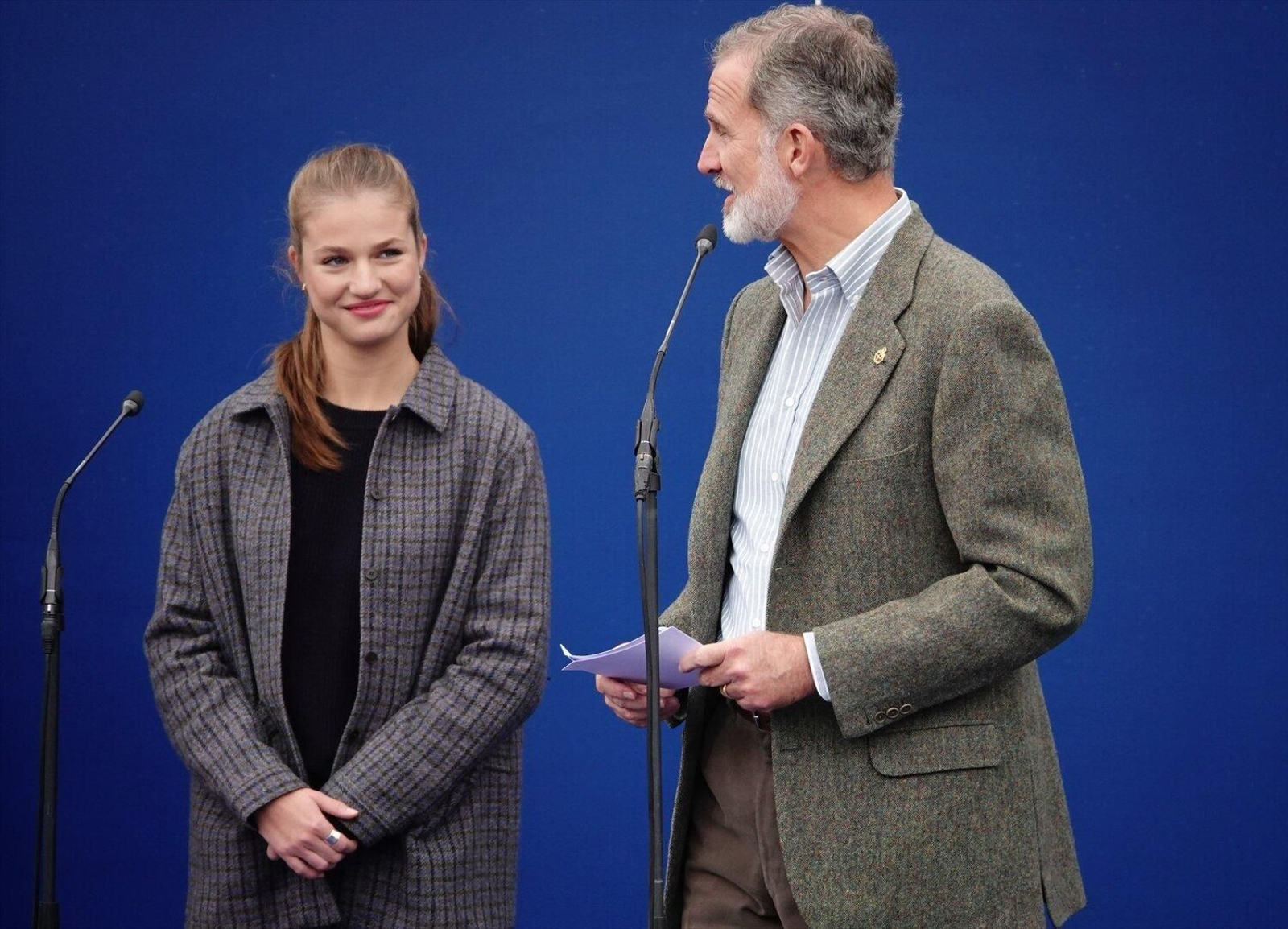 La princesa Leonor y el Rey Felipe VI durante el acto de entrega del premio al ‘Pueblo Ejemplar de Asturias 2024, a 26 de octubre de 2024, en Sotres, Cabrales, Asturias (España).