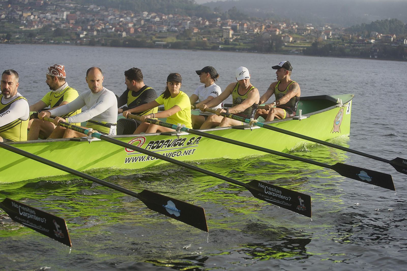 Participantes en la sesión de remo de +Deporte Atlántico en Cesantes.