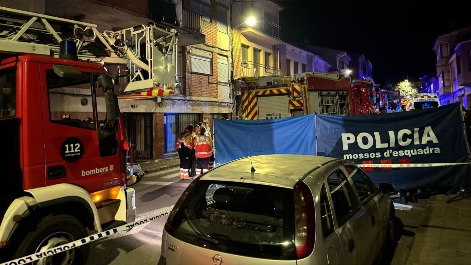 Incendio en un trastero en bloque de pisos de Manlleu (Barcelona), donde han muerto cinco jóvenes.