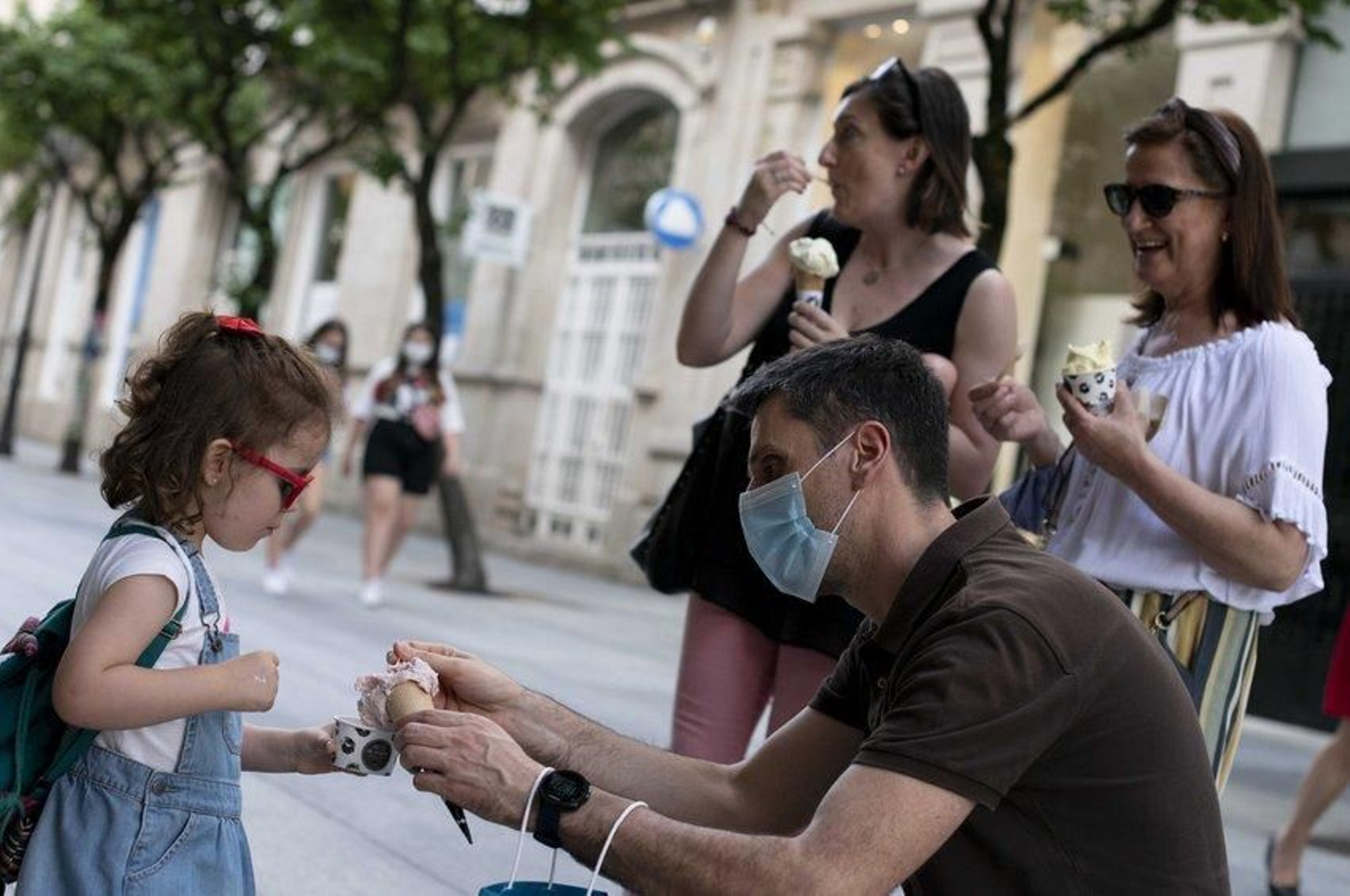 Reportaje de gente comiendo helados en un día tan caluroso en la ciudad. Foto: Xesús Fariñas