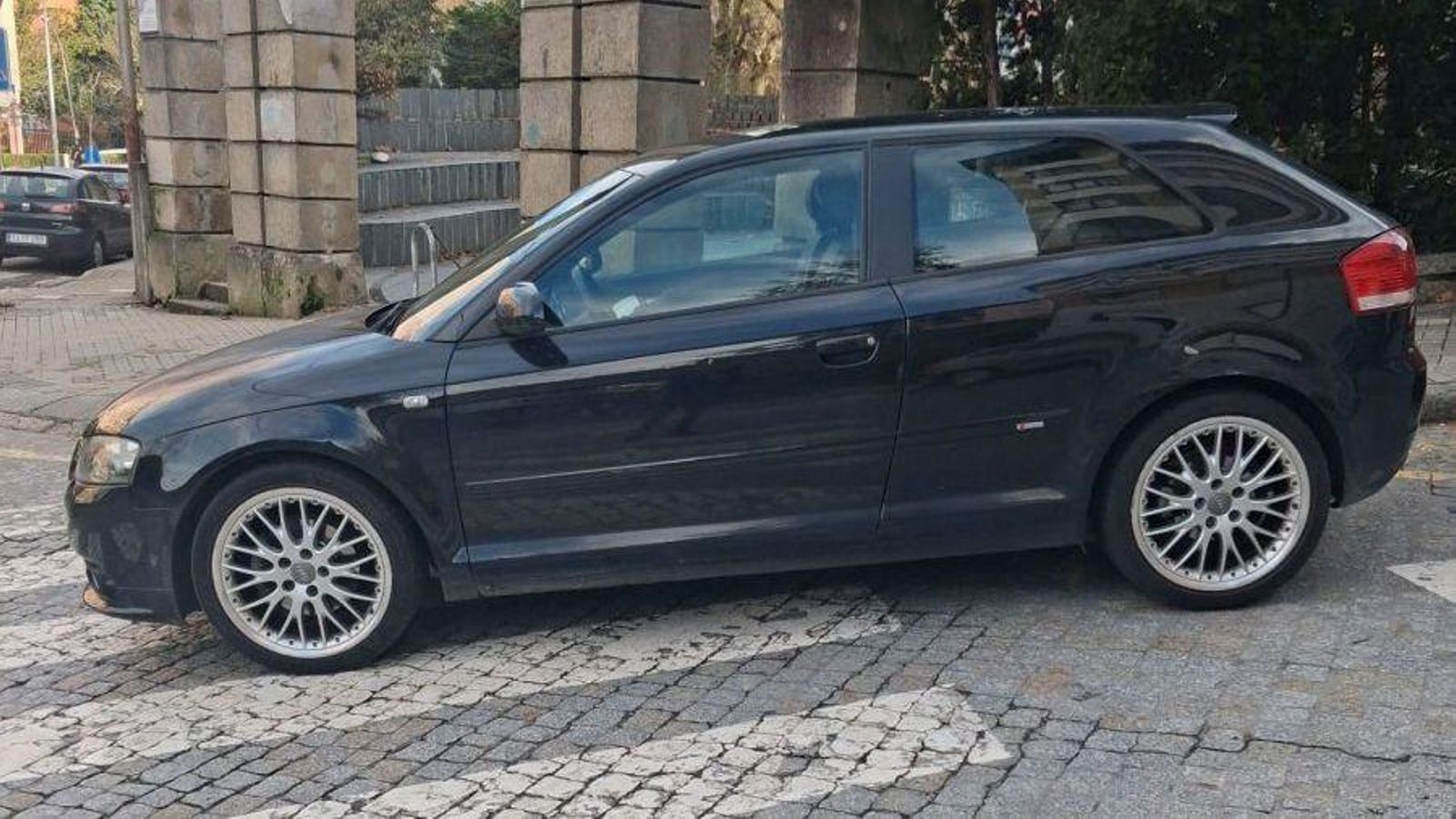 Coche en el paso de peatones