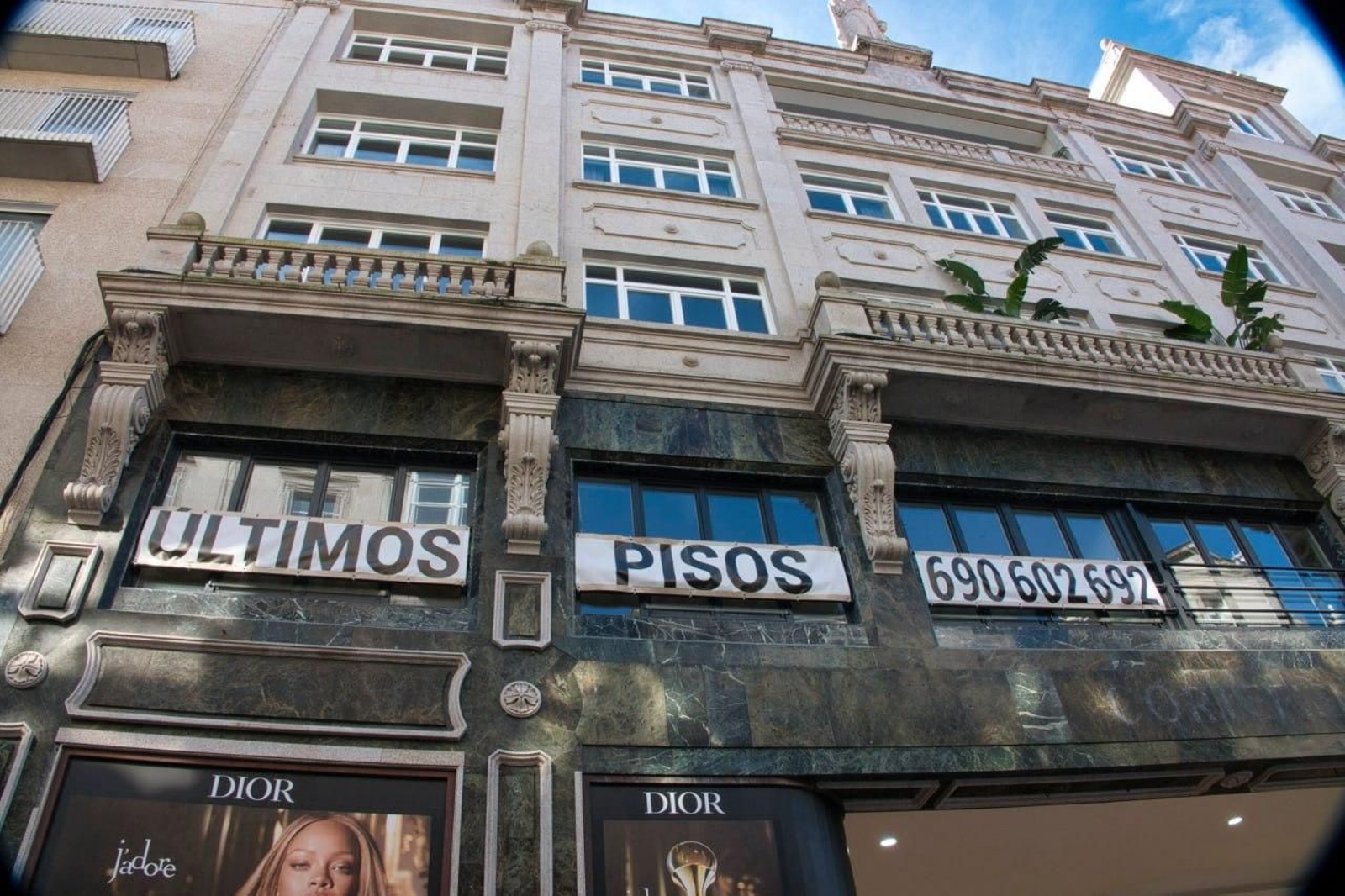 Un anuncio de venta de pisos ayer en zona de Príncipe, una de las más caras de Vigo.