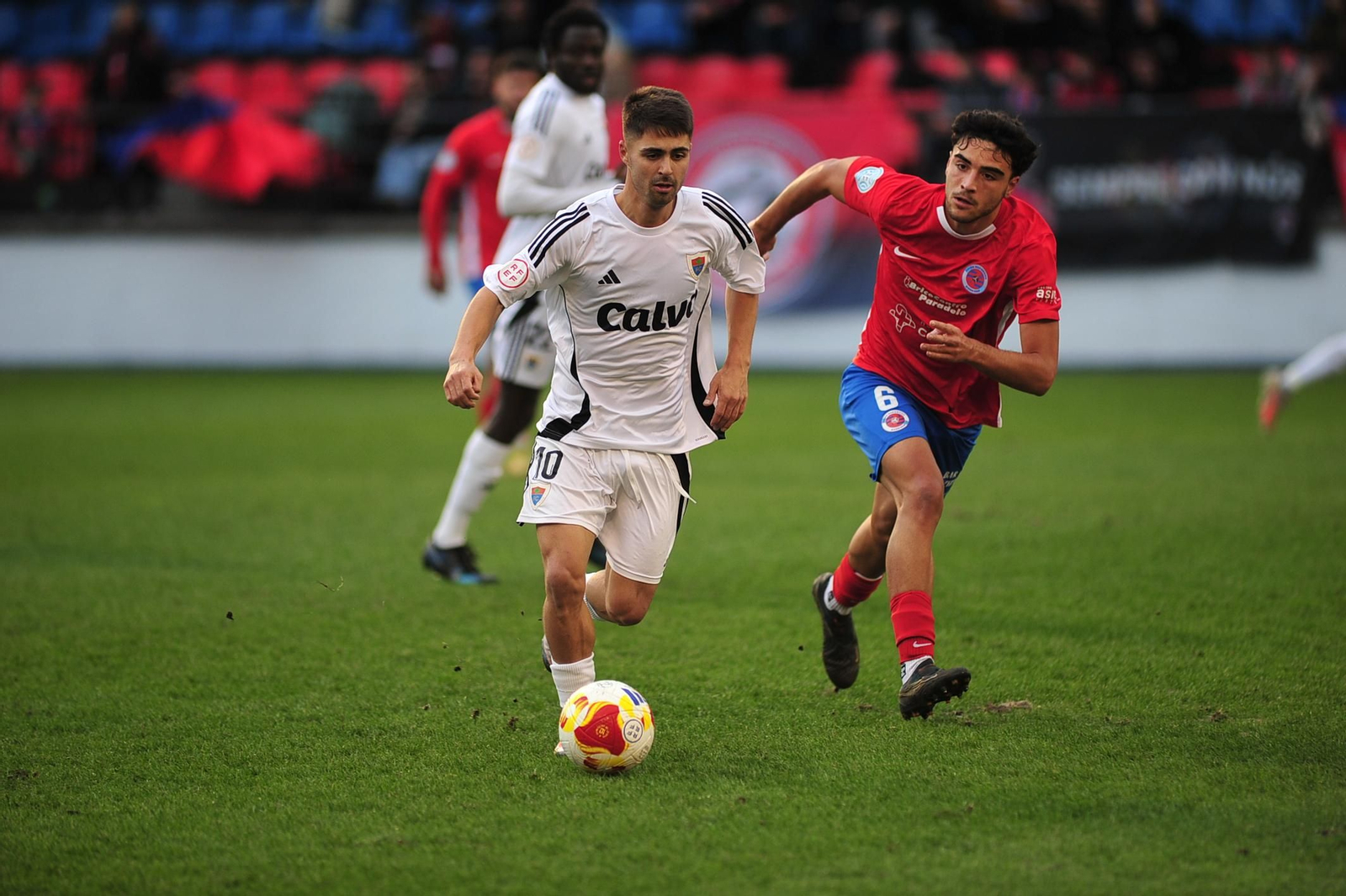 Galería | La UD Ourense gana y disfruta bajo la lluvia en O Couto