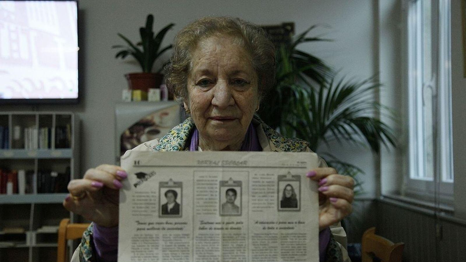 Hermesinda Ríos conserva un reportaje que La Región le realizó hace años.