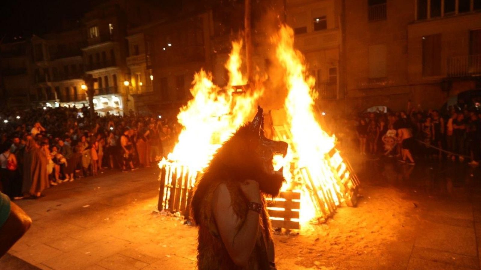 La hoguera del Berbés, una de las más tradicionales de Vigo, estuvo muy concurrida.