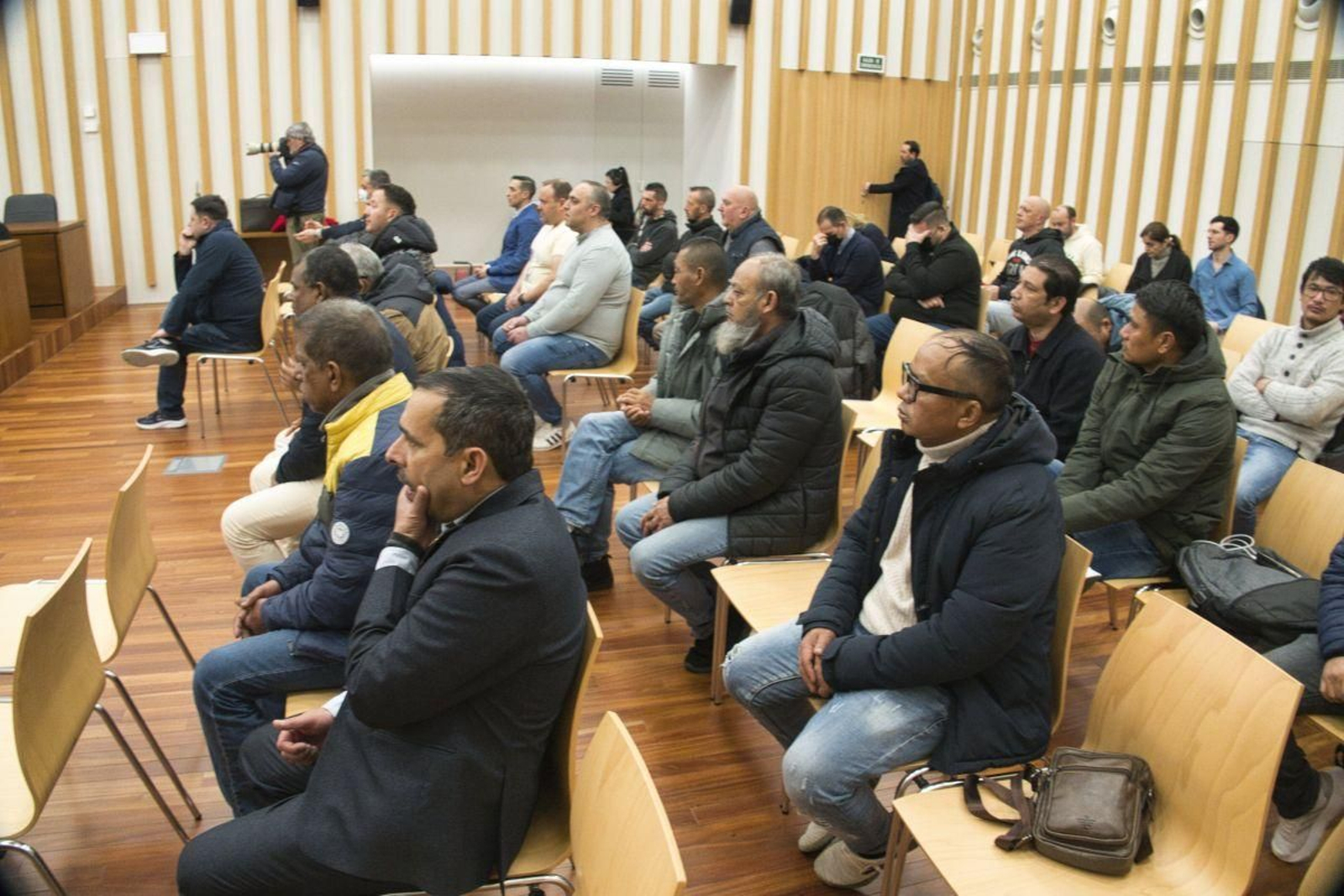 Los acusados, con los tripulantes nepalíes y bangladeshíes en primer plano, ayer en el juicio.