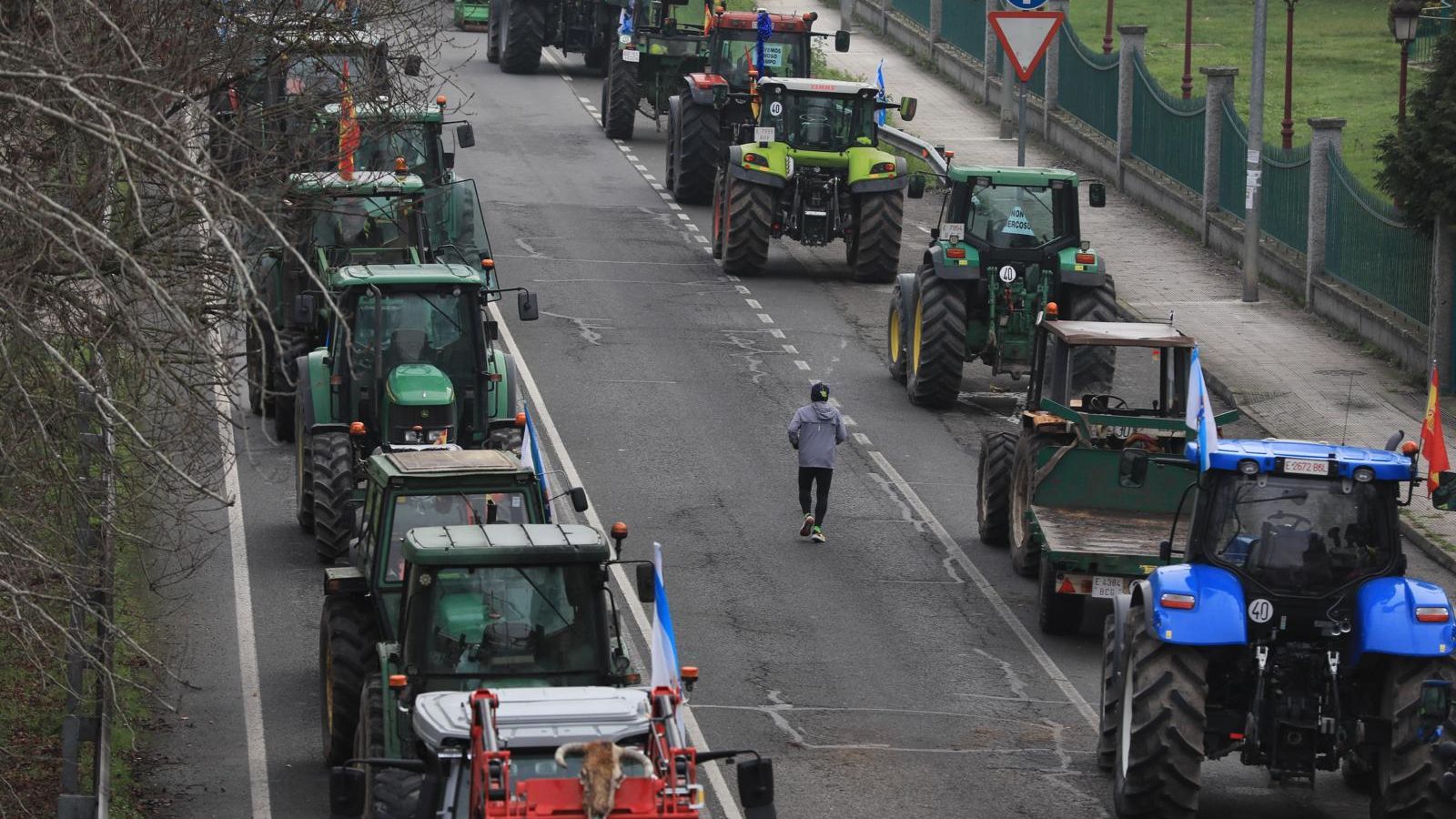 Hileras de tractores en los laterales de la N-120