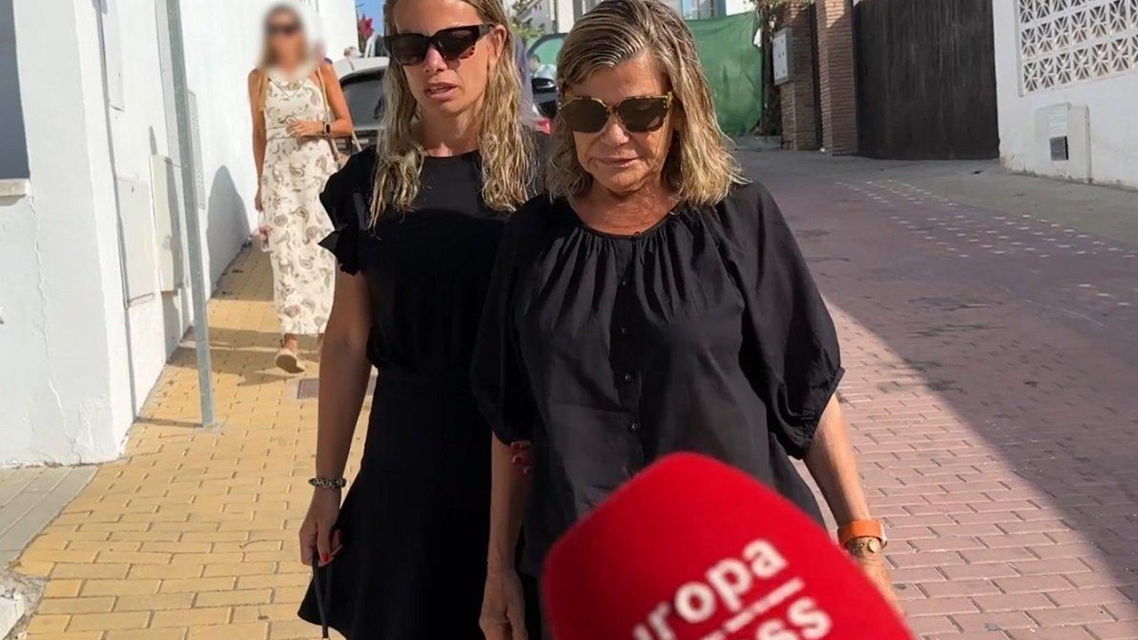 Cari Lapique llega al tanatorio junto a su hija, Carla Goyanes,