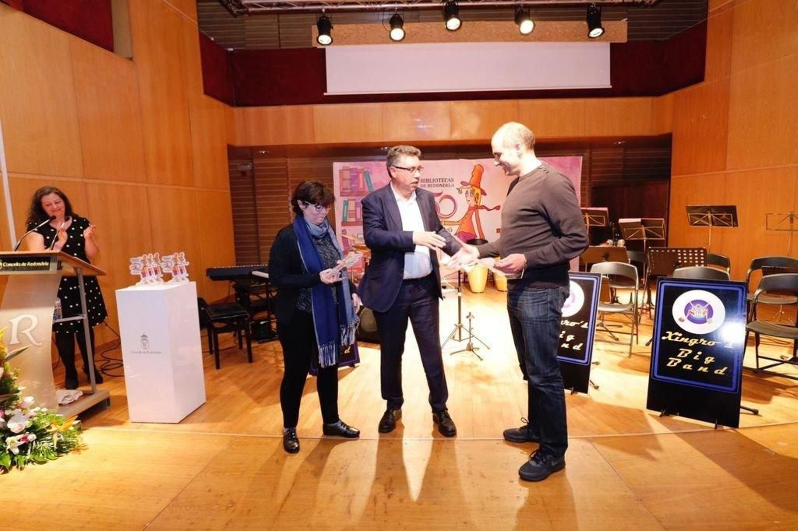 La periodista Marisol Olva recogió de manos de Javier Bas el galardón en nombre de Atlántico.