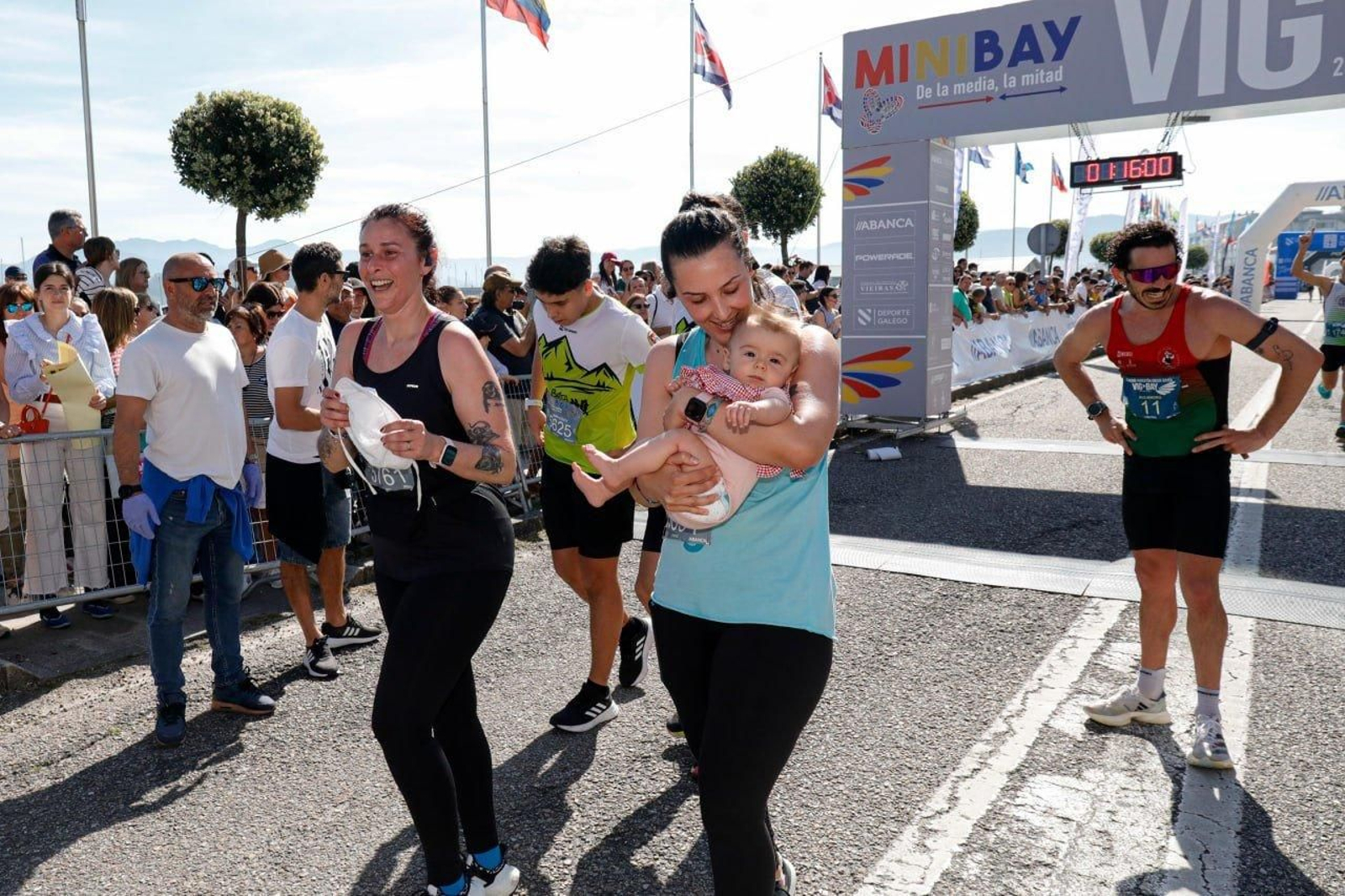 Llegada a la meta de los participantes en la Vig-Bay 2024.