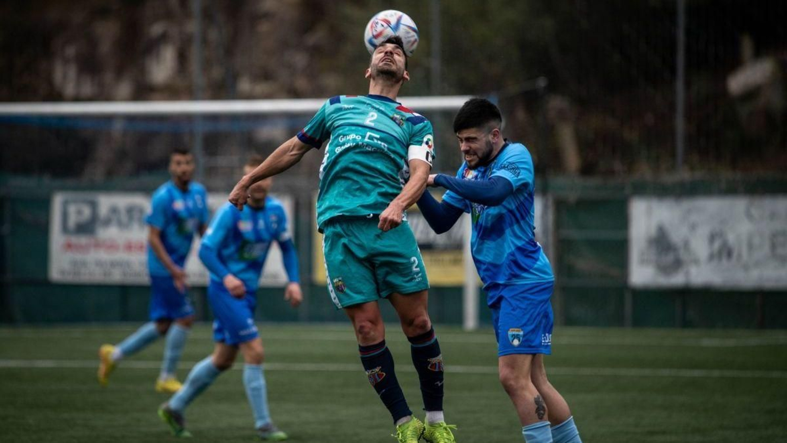 Litos disputa un balón con un contrario en Os Carrís.