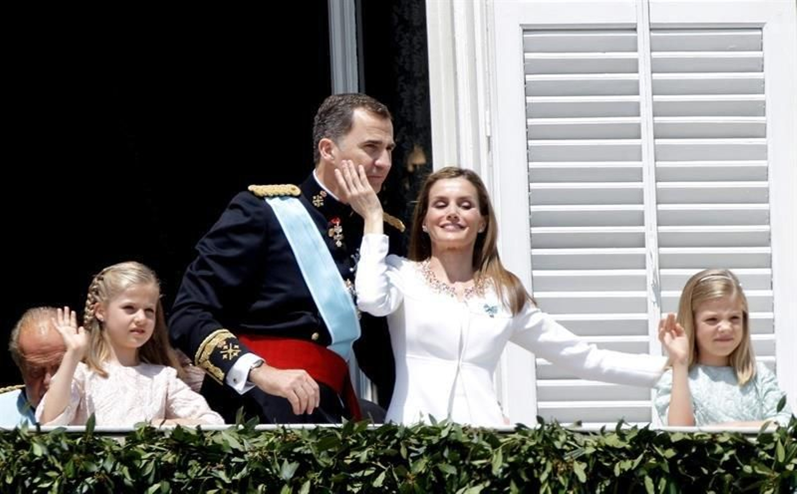 Los Reyes Felipe VI y Letizia, junto a sus hijas la princesa Leonor y la infanta Sofía