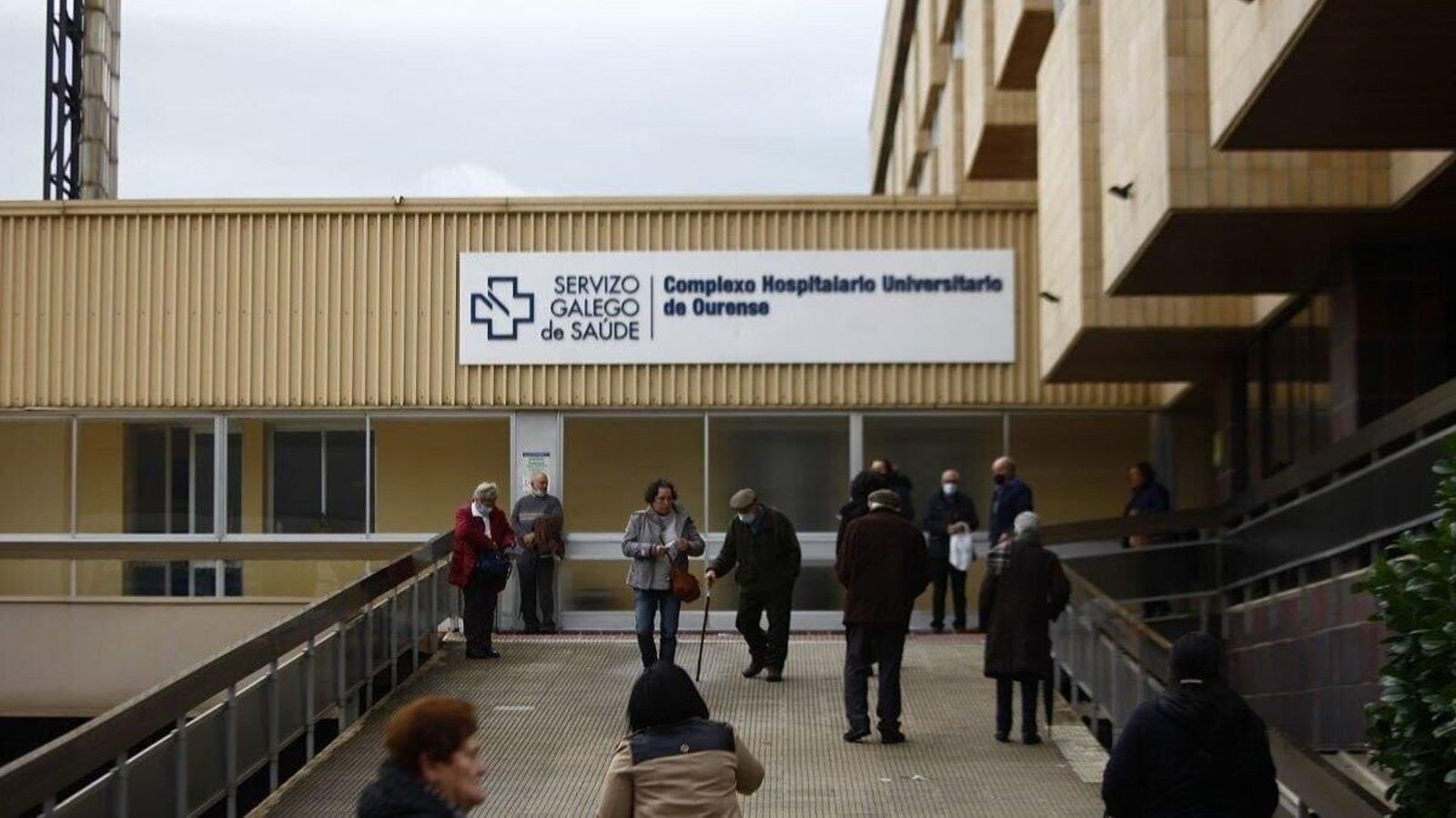Pacientes en los accesos a la zona de citaciones del Hospital Santa María Nai de Ourense.