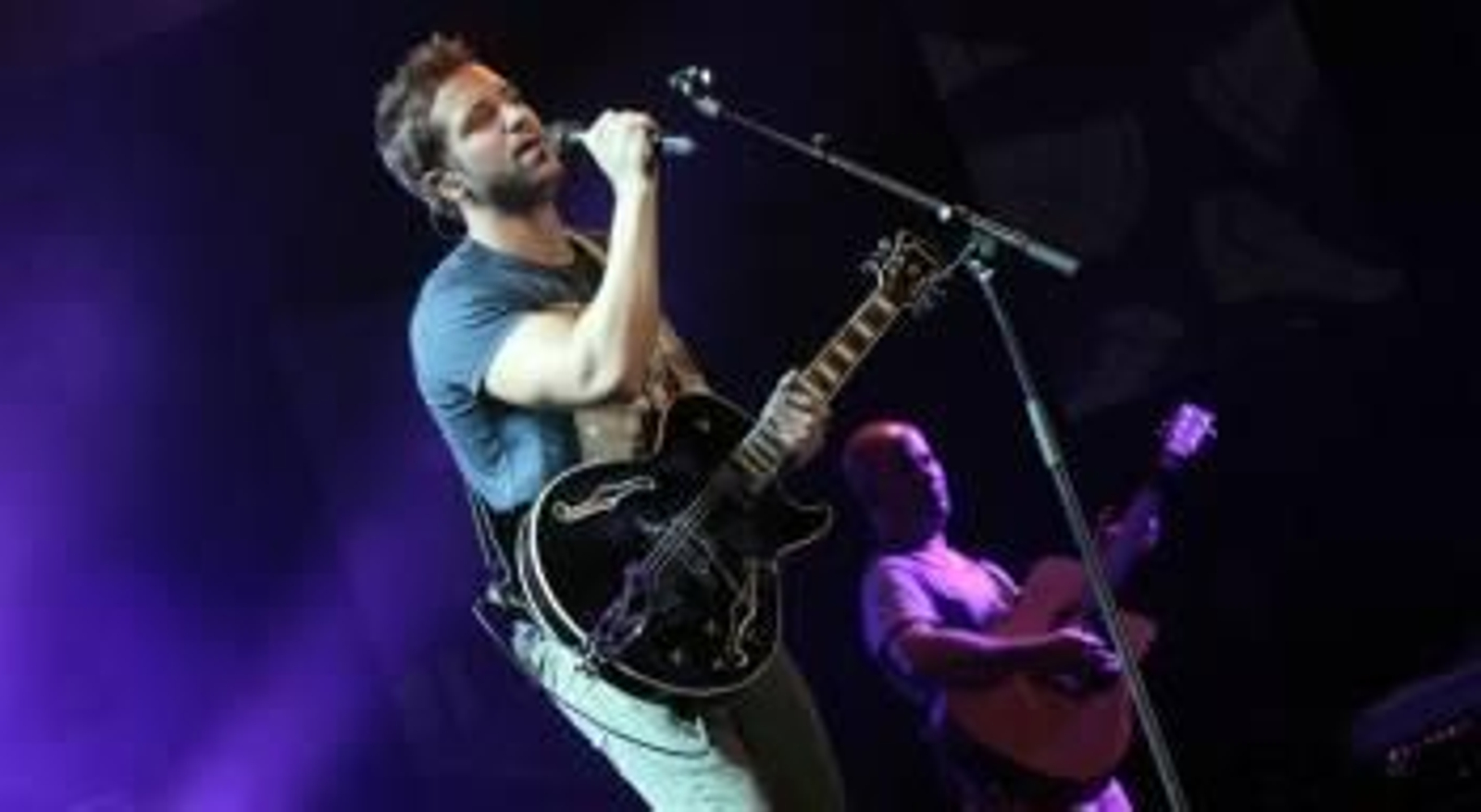 Pablo Alborán llenó con su presencia el escenario del recinto ferial de Vigo. (Foto: FELIPE  CARNOTTO)