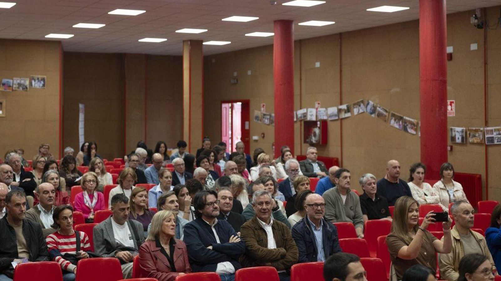 Asistentes al acto que se desarrolló en el Instituto Número 1 carballinés.