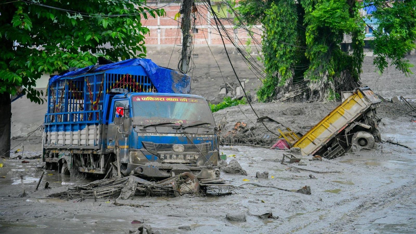 La vista de las consecuencias de las inundaciones repentinas y los deslizamientos de tierra a lo largo del río Trishuli, en Nuwakot, Nepal.