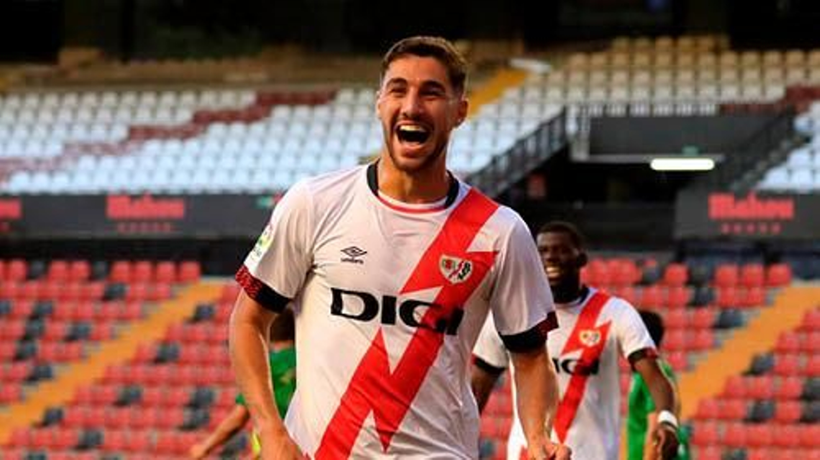 El vigués Santi Comesaña celebra su gol, el cuarto del Rayo.

EFE