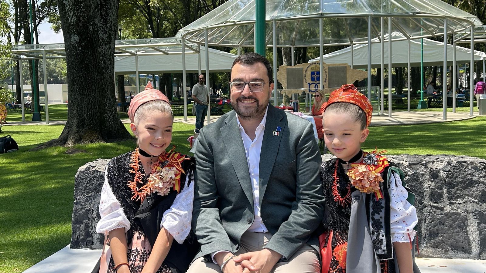 El presidente del Principado con dos niñas vestidas de aldeanas