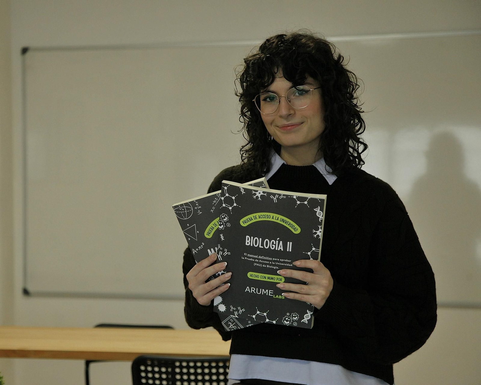 Sara Vázquez con los manuales que ha elaborado.