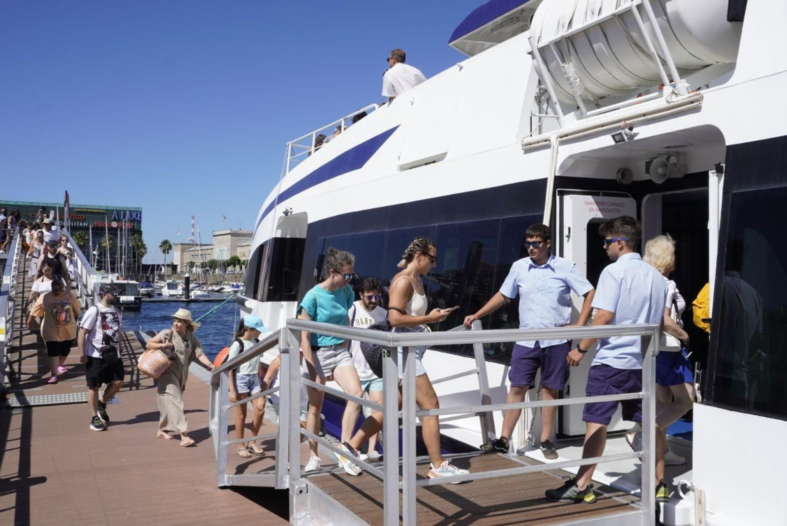 Visitantes embarcando a Cíes. // Pedro Iglesias