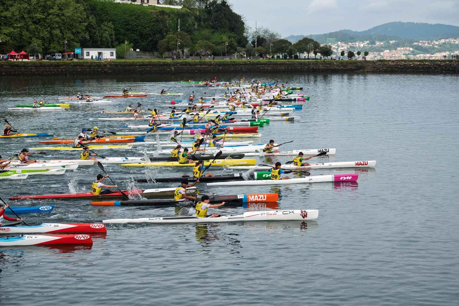 Una de las múltiples salidas que se produjeron en la intensa jornada de mañana dentro de la Copa de España de kayak de mar.