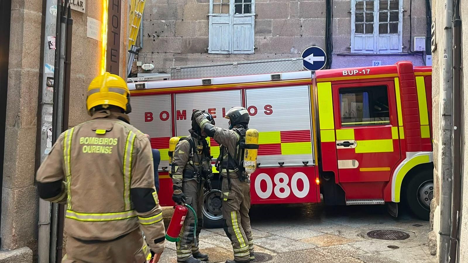 El camión de los Bombeiros de Ourense, fuera de la plaza