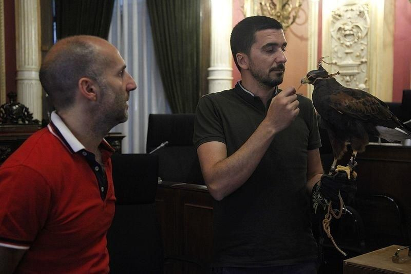 Pérez Jácome y Juan Fraga posan en una foto con el águila Otea, ayer viernes. (MIGUEL ÁNGEL)