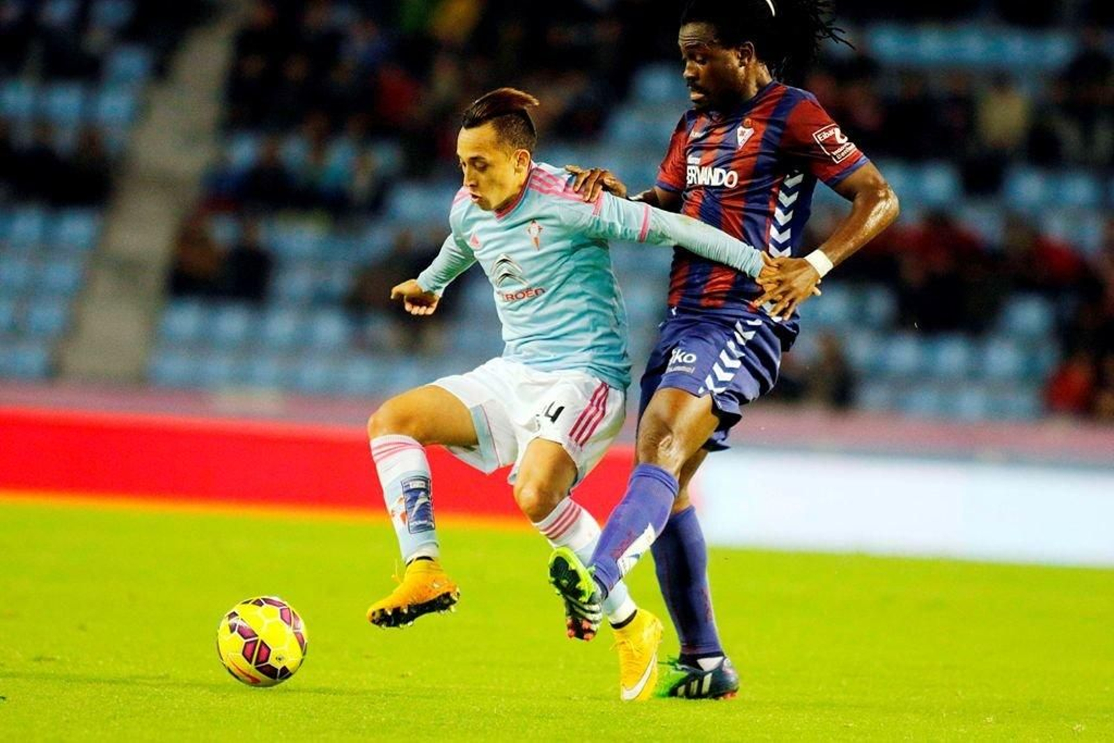 El centrocampista del Eibar Boateng presiona a Fabián Orellana, ayer en Balaídos.