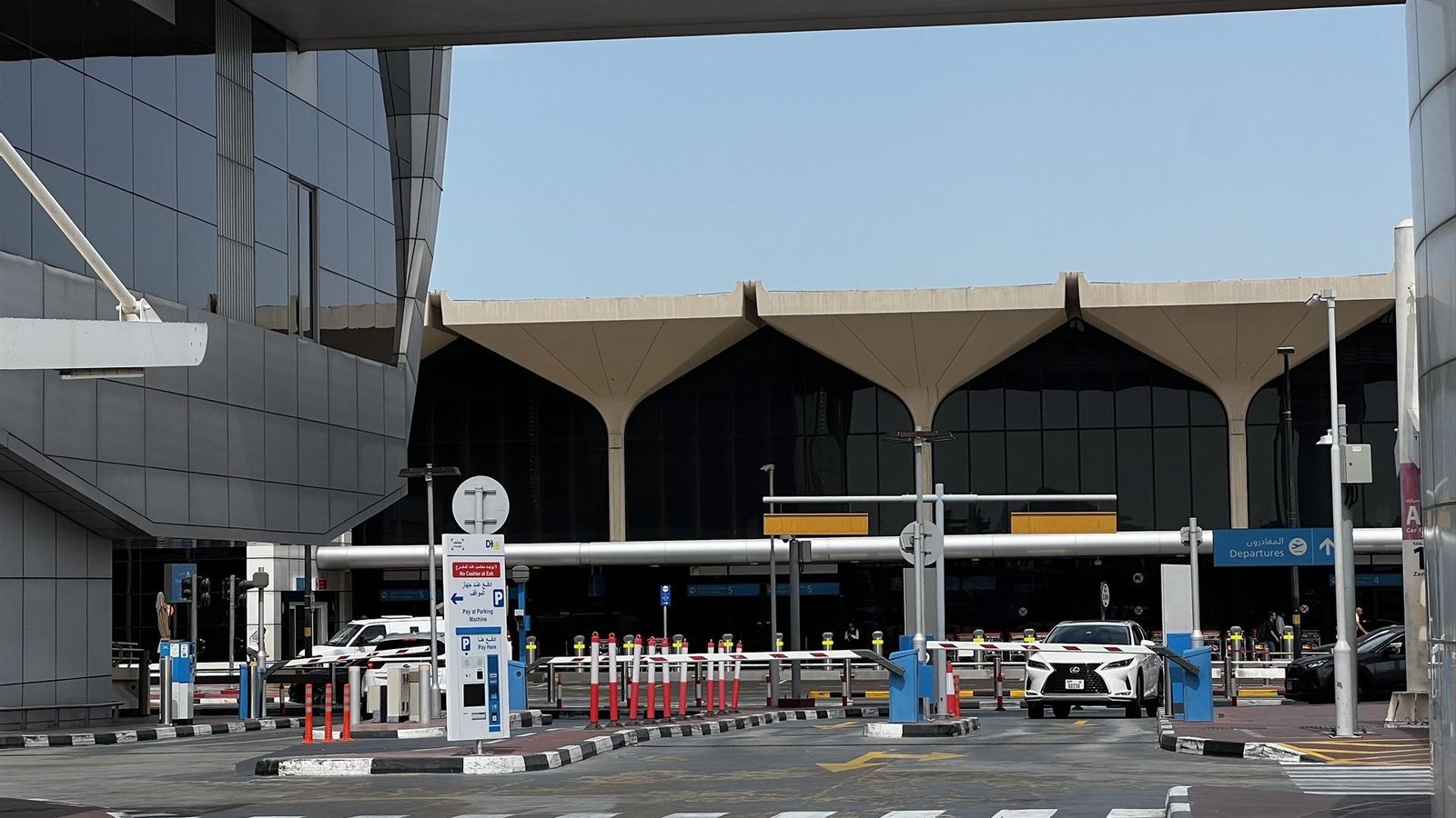 El aeropuerto de Dubái, sin apenas tráfico de vehículos