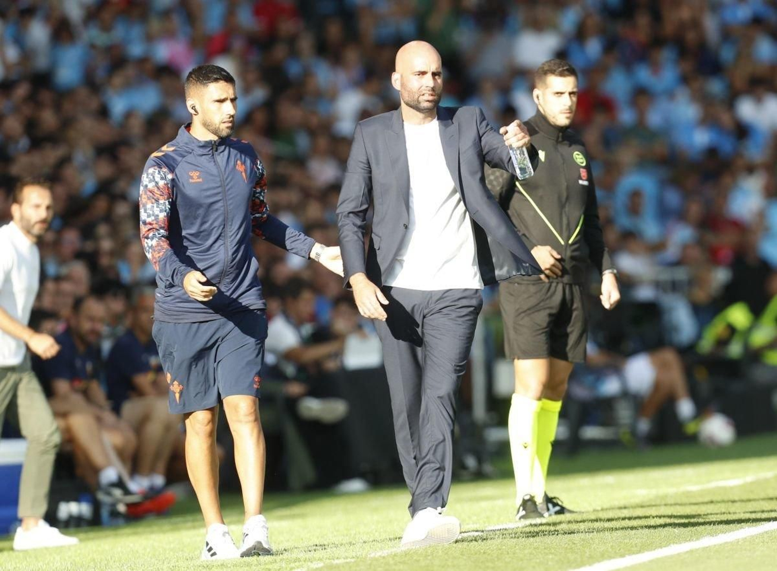 Claudio Giráldez y su segundo, Róber Fernández, dan instrucciones desde la banda.