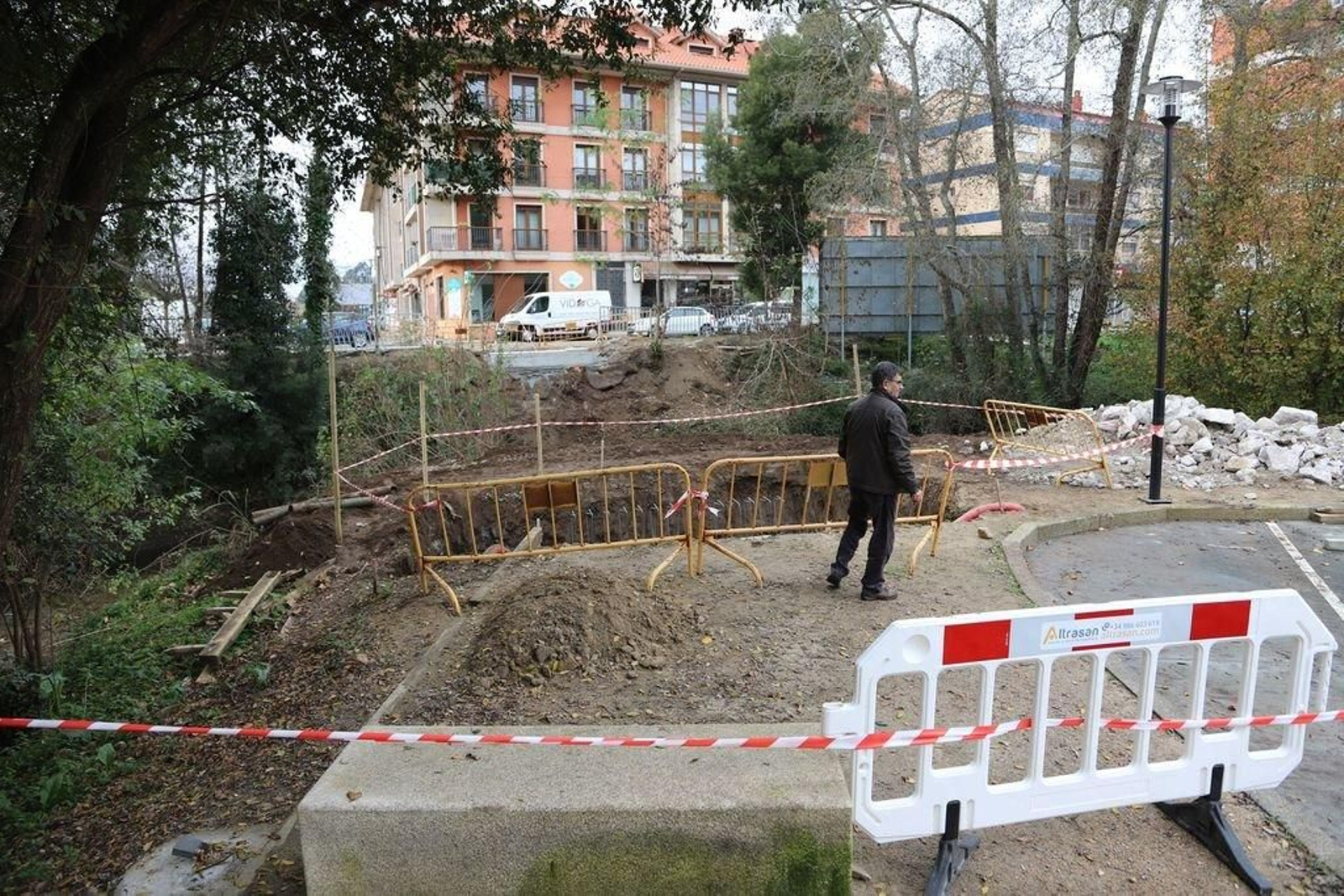A ambos lados del río se puede observar la cimentación sobre la que irá la estructura de madera.