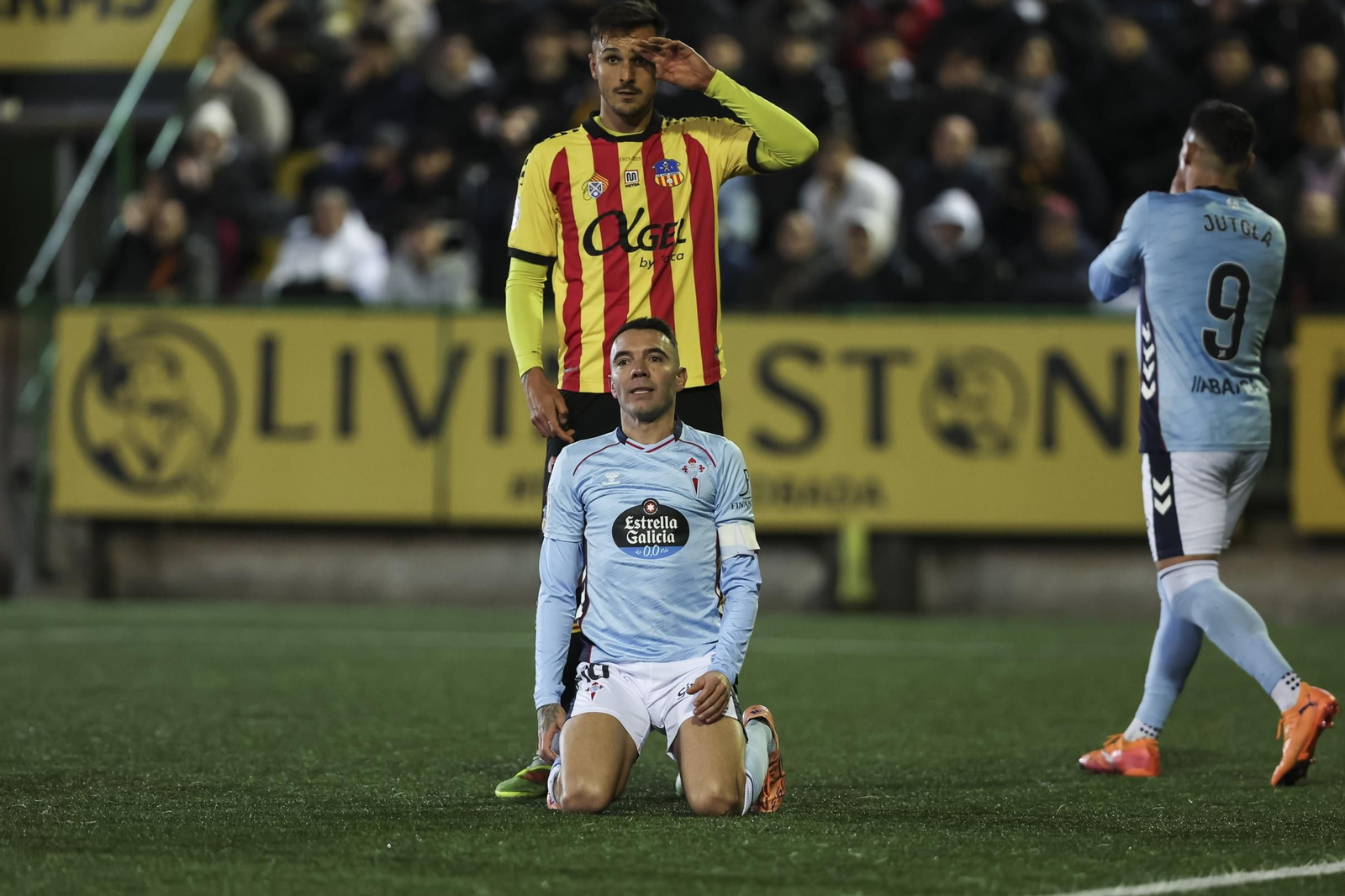 Iago Aspas, que entró en la segunda parte, se lamenta ante un rival en el choque de ayer.