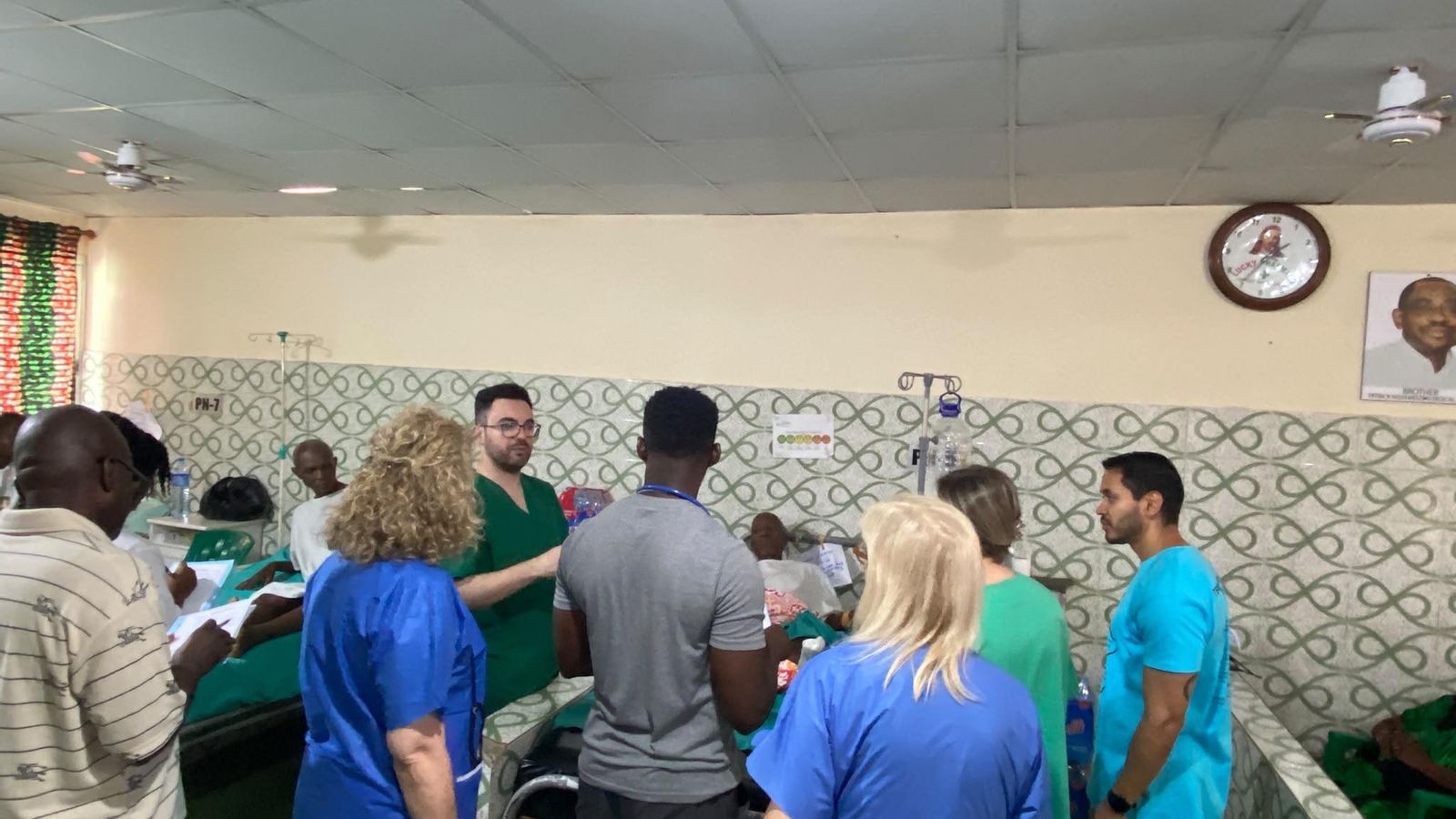 El urólogo ourensano atendiendo a uno de los pacientes.