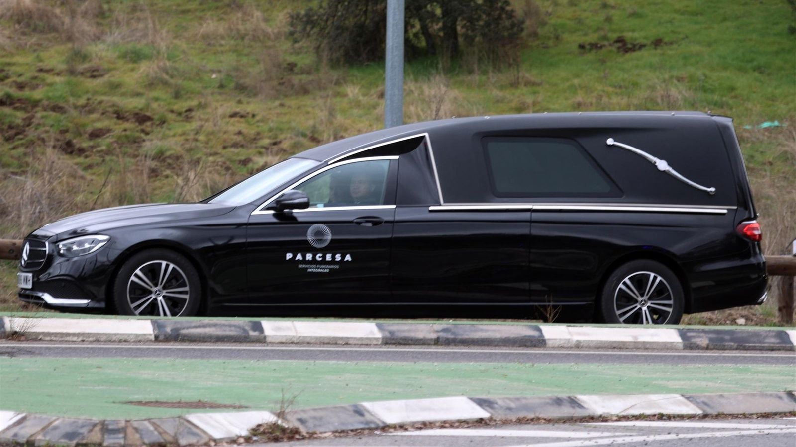 Un coche fúnebre entra en el palacio de La Zarzuela ante la muerte de Irene de Grecia, a 15 de enero de 2026, en Madrid (España).