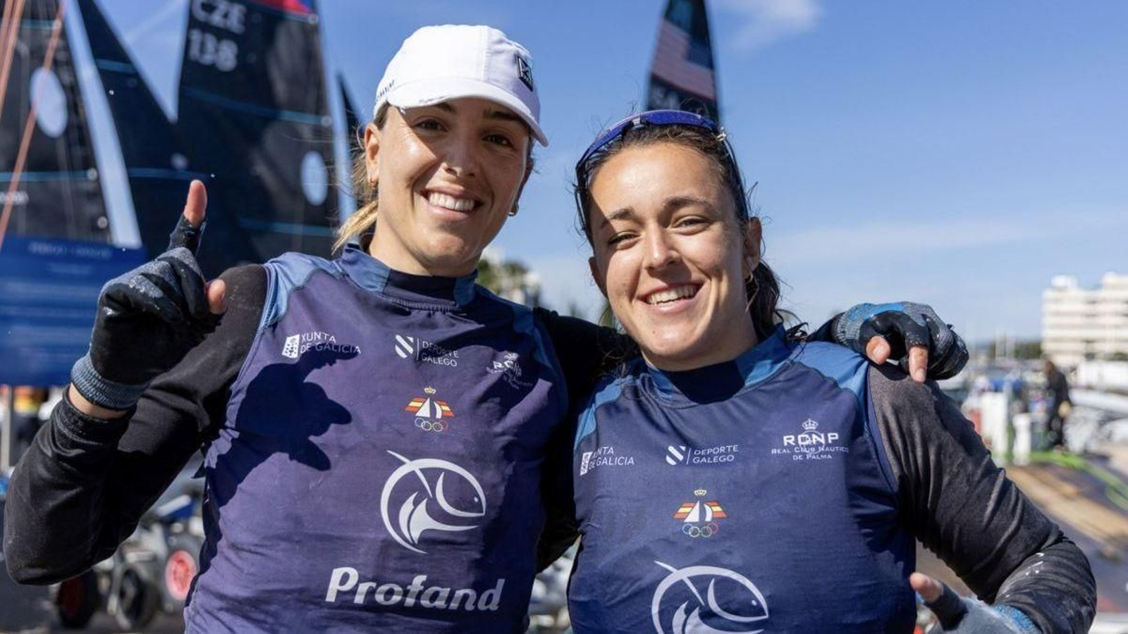 La viguesa (i.) celebra el triunfo con su compañera mallorquina.