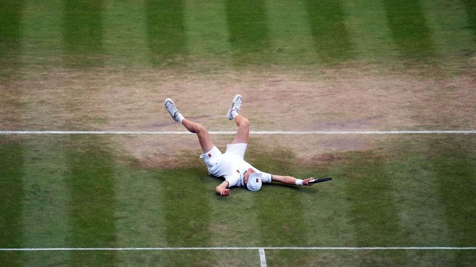 Sinner celebra sobre el pasto del All England Club su segundo Wimbledon.