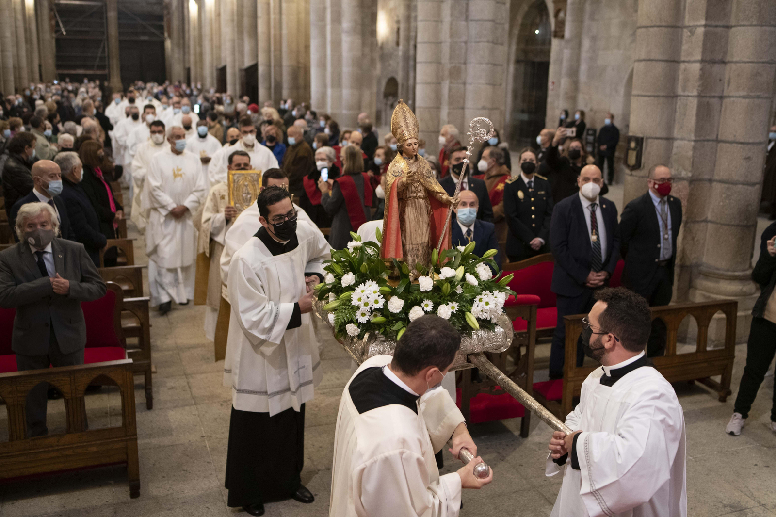 Procesión, misa y ofrenda en Ourense.