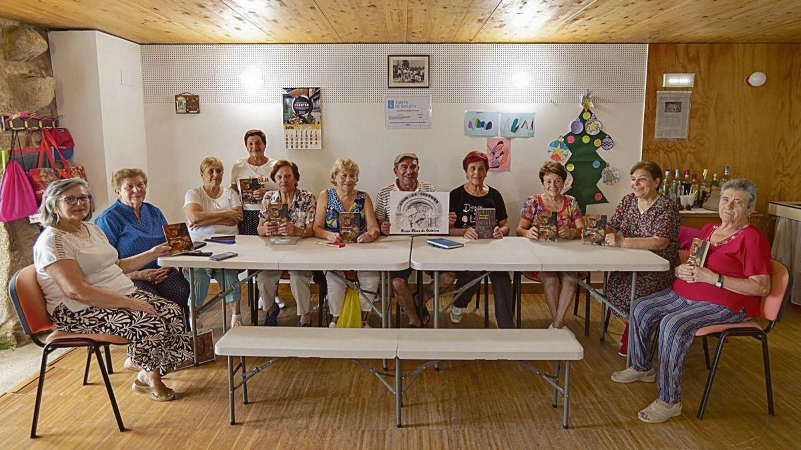 Algunas de las integrantes del Club de Lectura Xoán Pérez Outeiro en su sala de encuentro.