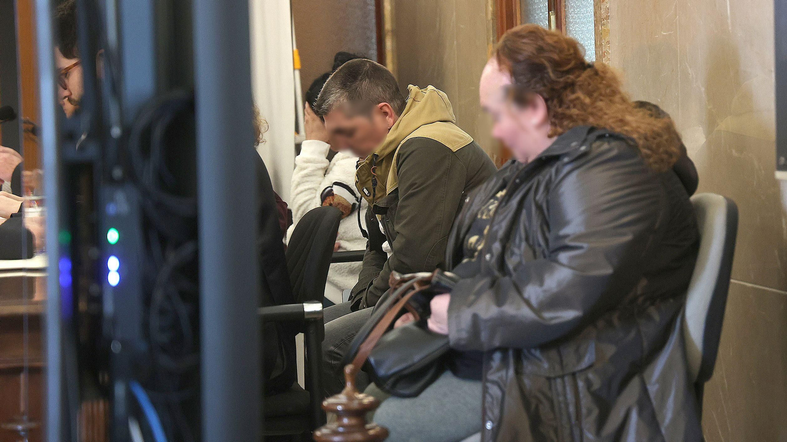 Los acusados por la muerta del bebé y sus abogados, al comienzo del juicio en la Audiencia Provincial de Baleares, a 13 de marzo de 2026.