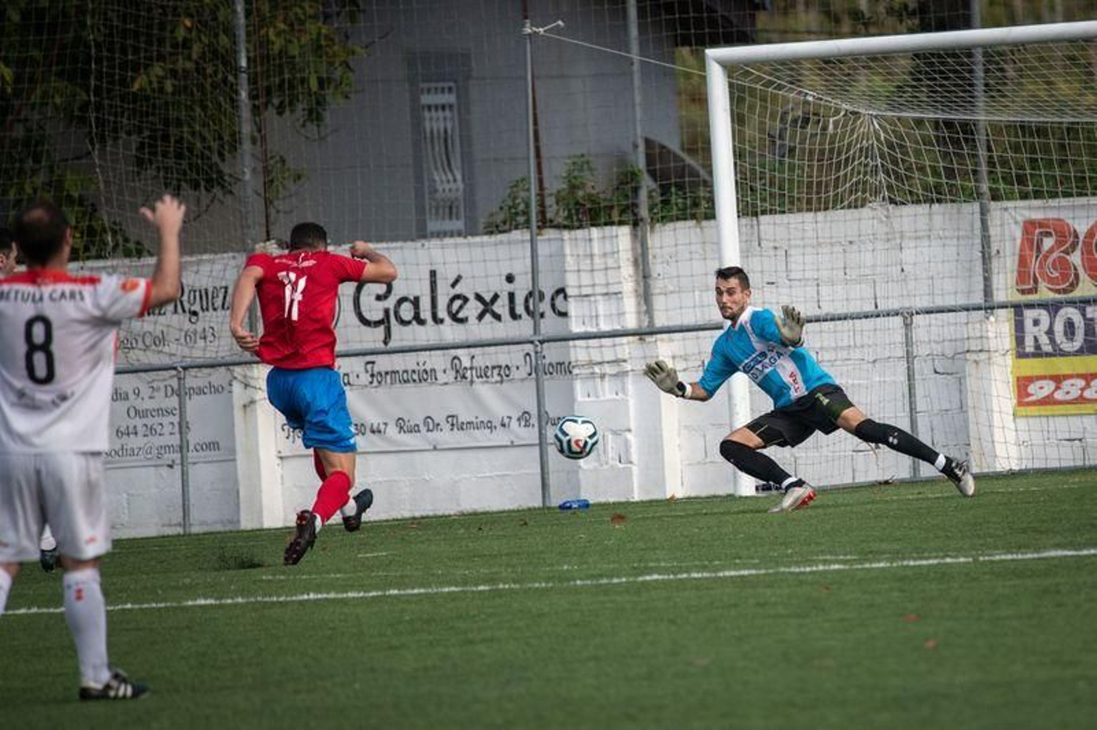 El guardameta Adrián, en el momento de ganarle un mano a mano a Xoel. (FOTO: ÓSCAR PINAL)