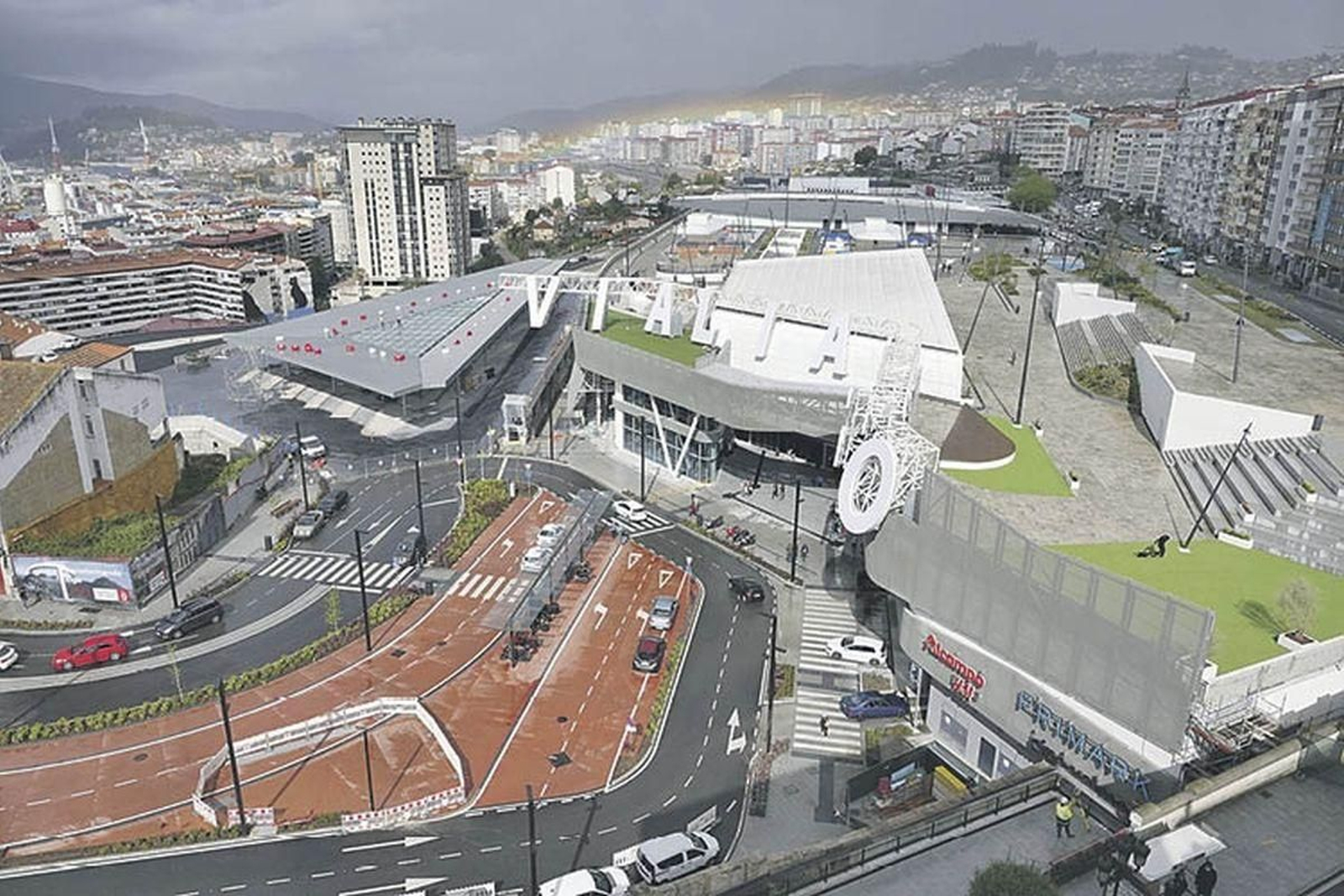 El complejo ferroviario y de autobuses en Urzaiz.