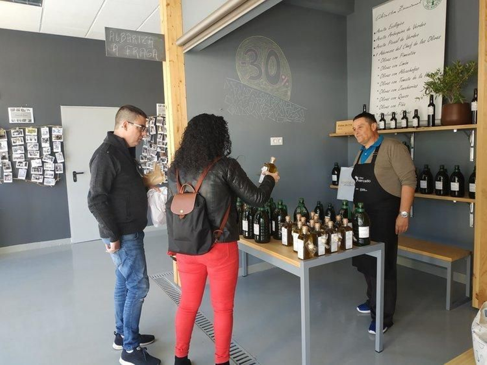 Pepe Barroso es el mejor embajador de su producto, y así lo demostró en el Mercado Xurés de Bande.