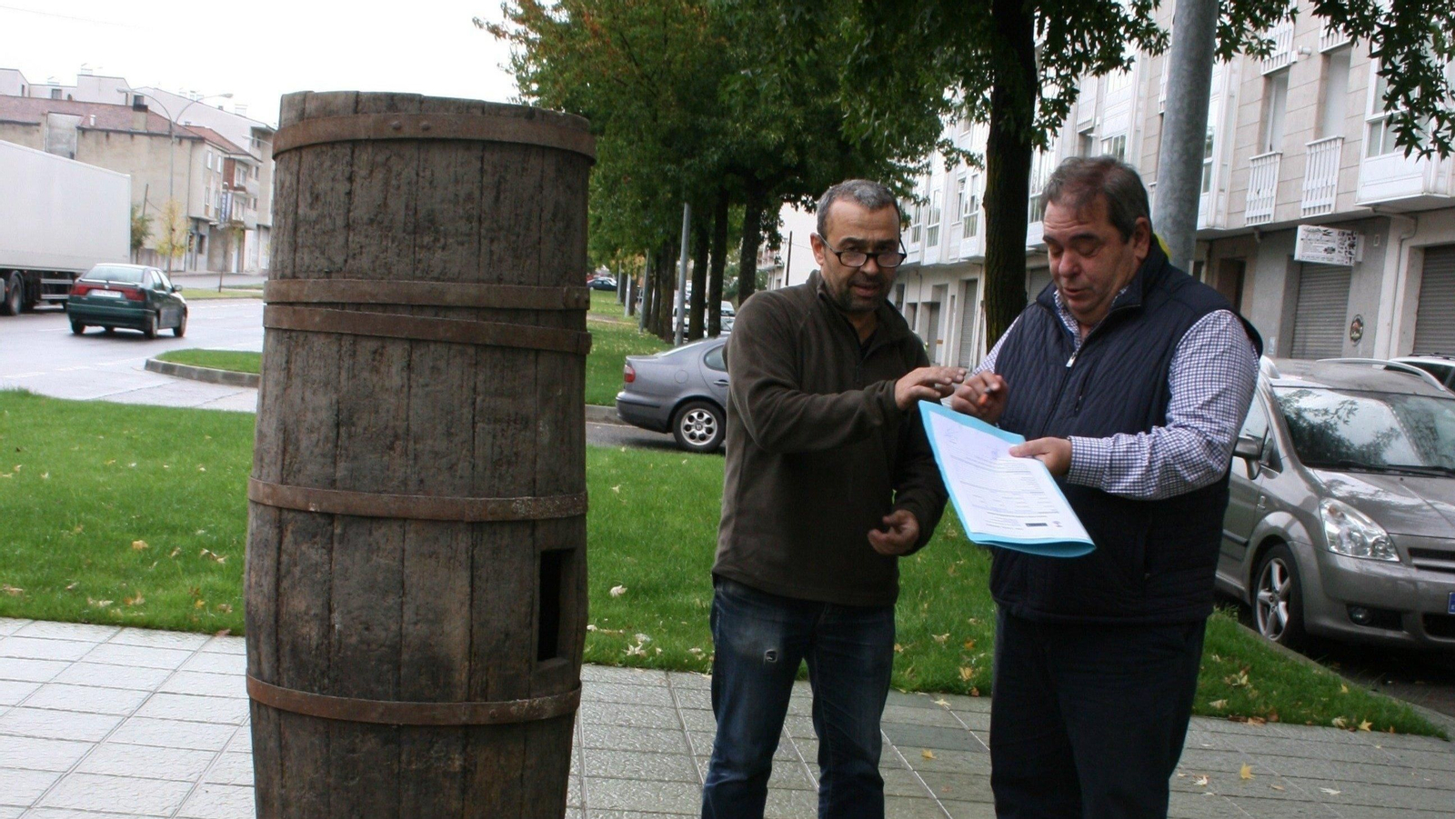 José Luis Mateo y Gerardo Seoane ante la pieza donada.