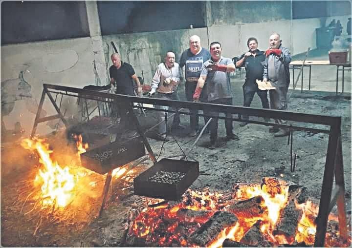 Un par de vianeses encargados de asar los “bullotes”.
