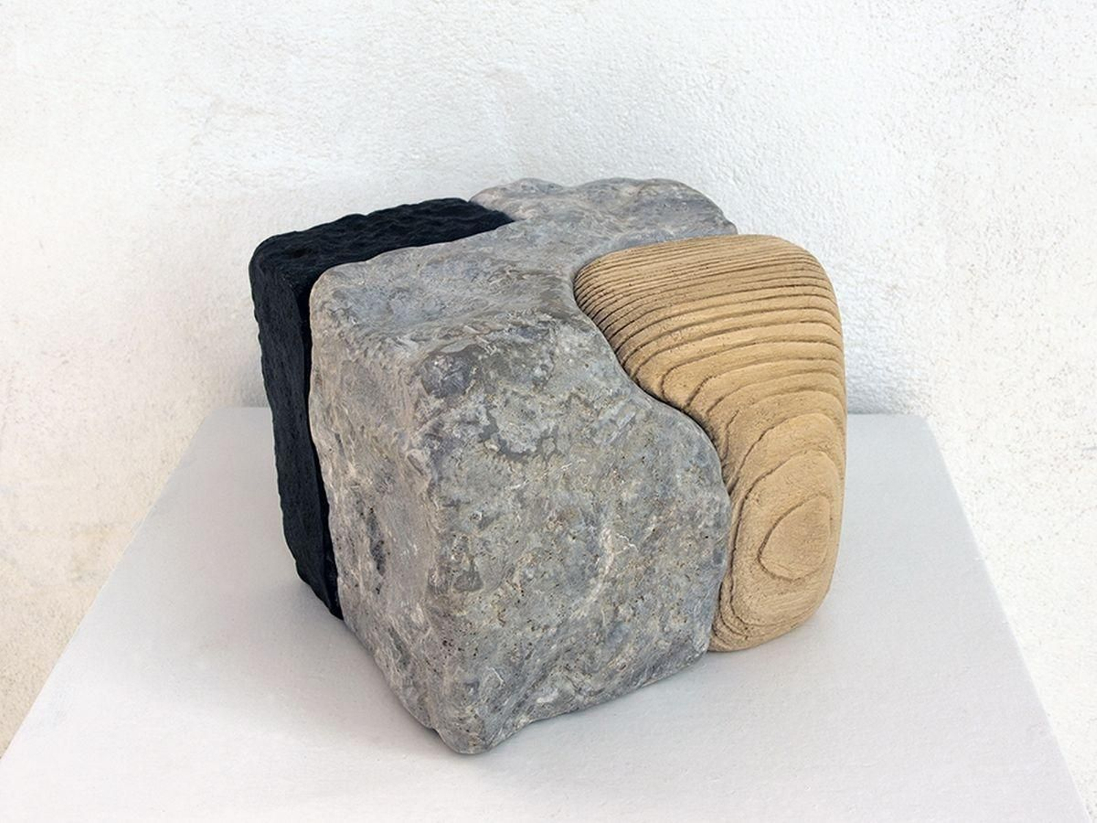 Una de las obras de Mikel Lertxundi, trabajada en madera, hierro y piedra.